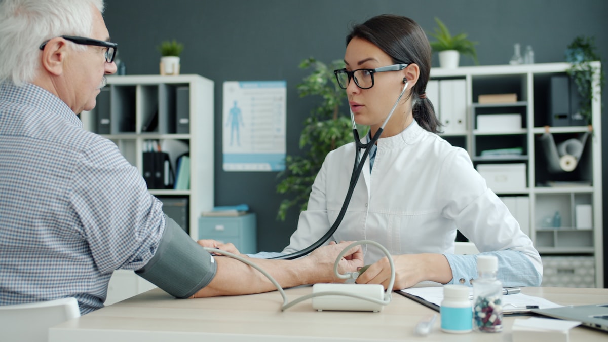 Médico revisando salud cardiovascular